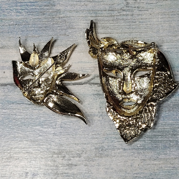 Elegant Two Face Mask Brooch. - Picture 3 of 8